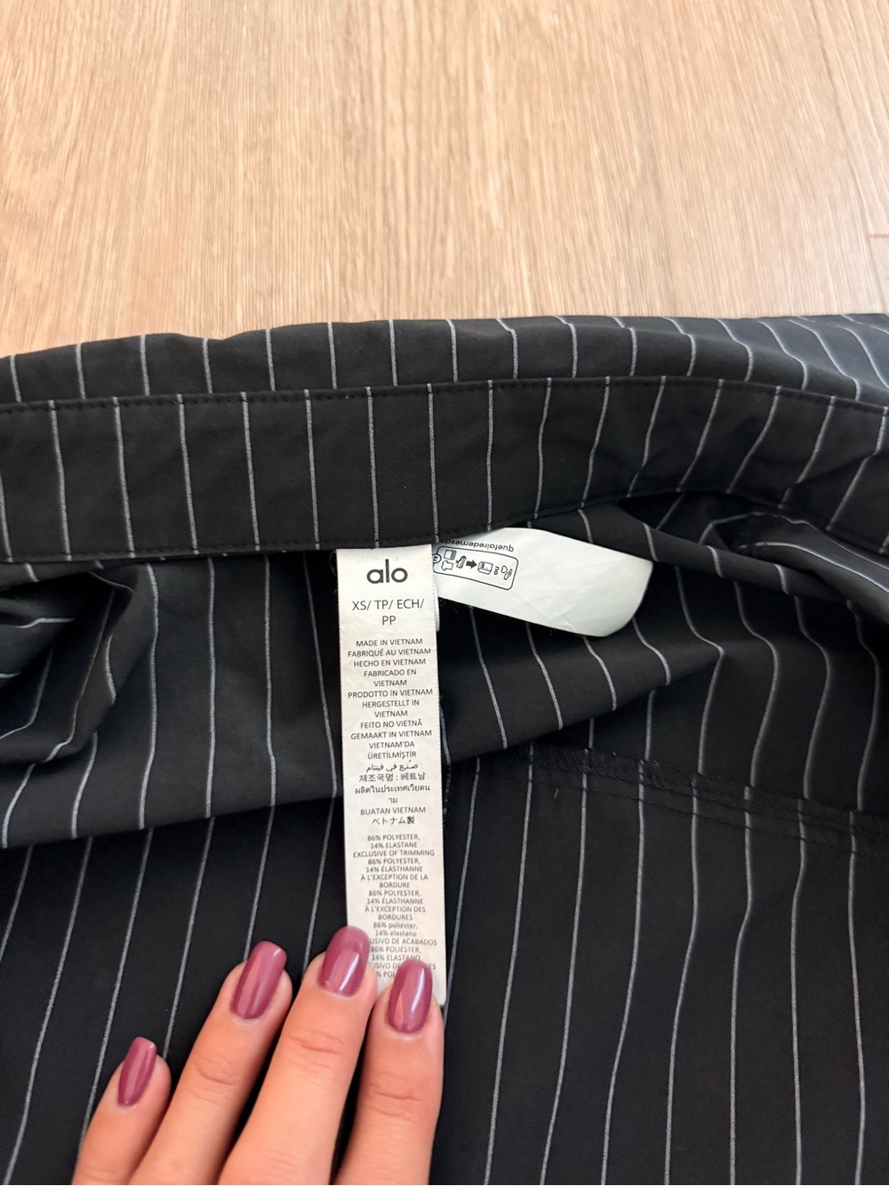 ALO Yoga Black Pinstripe Women's Button-Up Shirt and Shorts - Picture 3 of 3